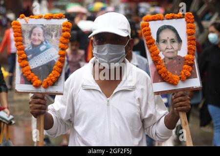 Katmandou, ne, Népal. 23 août 2021. Un homme porte des photos de ses proches pendant le festival Gai Jatra à Katmandou, Népal, le 23 août 2021. (Image de crédit : © Aryan Dhimal/ZUMA Press Wire) Banque D'Images