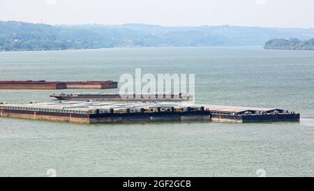 la barge transporte des cargaisons sur la rivière.Mise au point sélective Banque D'Images