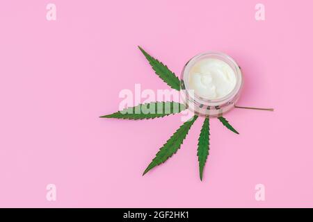 Vue de dessus de crème cosmétique de soin de peau avec extrait de chanvre sur fond rose avec espace de copie Banque D'Images