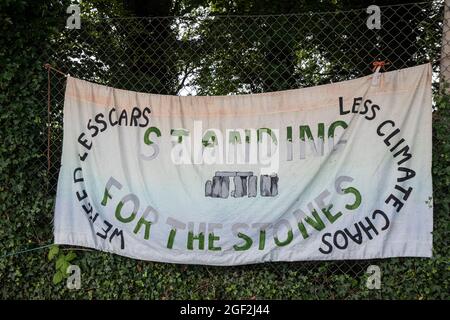 Des pancartes de protestation contre le dérèglement du tunnel Stonehenge. Amesbury, Wiltshire, Royaume-Uni. 2012. Banque D'Images