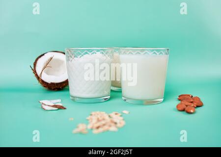 Lait et ingrédients divers à base de plantes végétaliennes, lait non laitier, autres types de laits végétaliens dans des verres sur fond bleu avec espace de copie Banque D'Images