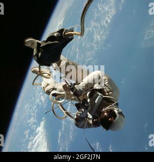 (3 juin 1965) --- l'astronaute Edward H. White II, pilote de la mission orbitale terrestre de quatre jours Gemini IV, flotte dans la gravité zéro de l'espace à l'extérieur de l'engin spatial Gemini IV. Blanc porte un espace spécialement conçu; et la visière du casque est plaquée or pour le protéger contre les rayons non filtrés du soleil. Il porte également un kit d'oxygène d'urgence. Il est fixé à l'engin spatial par une ligne ombilicale de 25 pieds et une ligne d'attache de 23 pieds, tous deux enveloppés de ruban doré pour former un seul cordon. Dans sa main droite se trouve une unité d'auto-manœuvrabilité manuelle (HHSMU) avec laquelle il contrôle ses mouvements dans l'espace Banque D'Images