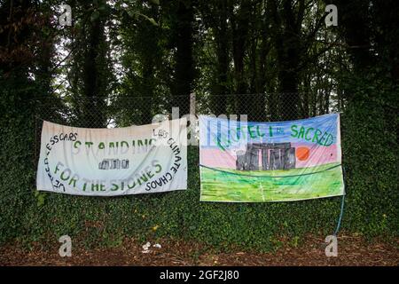 Des pancartes de protestation contre le dérèglement du tunnel Stonehenge. Amesbury, Wiltshire, Royaume-Uni. 2012. Banque D'Images