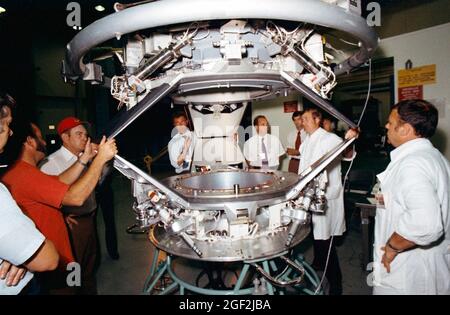 (10 juillet 1974) --- UN groupe d'ingénieurs américains et soviétiques du projet d'essai Apollo-Soyuz trois examine une installation d'amarrage de l'ASTP à la suite d'un test d'aptitude au mécanisme d'amarrage effectué dans le bâtiment 13 du Johnson Space Center Banque D'Images