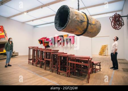 Londres, Royaume-Uni. 23 août 2021. Untitled:brokenstage/hangingcontainer 2012/2013 SALLES D'ARTISTE: Phyllida Barlow, la dernière de cette série d'expositions gratuites à Tate Modern, ouvre au public le 23 août 2021. Conçu en étroite collaboration avec l'artiste, il réunit une sélection de sculptures à grande échelle célèbres de Barlow ainsi que plus de 30 œuvres sur papier réalisées au cours de ses soixante années de carrière. Crédit : Mark Thomas/Alay Live News Banque D'Images