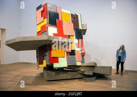 Londres, Royaume-Uni. 23 août 2021. Untitled:upturnée House2, 2012 SALLES D'ARTISTE: Phyllida Barlow, la dernière de cette série d'expositions gratuites à Tate Modern, ouvre au public le 23 août 2021. Conçu en étroite collaboration avec l'artiste, il réunit une sélection de sculptures à grande échelle célèbres de Barlow ainsi que plus de 30 œuvres sur papier réalisées au cours de ses soixante années de carrière. Crédit : Mark Thomas/Alay Live News Banque D'Images