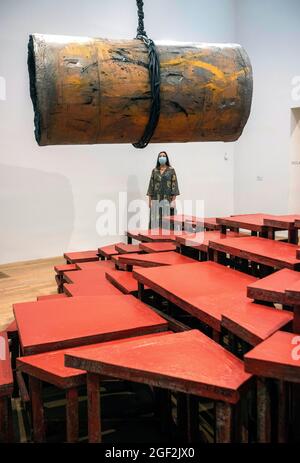 Londres, Royaume-Uni. 23 août 2021. Untitled:brokenstage/hangingcontainer 2012/2013 SALLES D'ARTISTE: Phyllida Barlow, la dernière de cette série d'expositions gratuites à Tate Modern, ouvre au public le 23 août 2021. Conçu en étroite collaboration avec l'artiste, il réunit une sélection de sculptures à grande échelle célèbres de Barlow ainsi que plus de 30 œuvres sur papier réalisées au cours de ses soixante années de carrière. Crédit : Mark Thomas/Alay Live News Banque D'Images