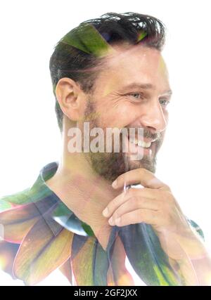 Portrait d'un homme souriant avec des feuilles de couleur Banque D'Images