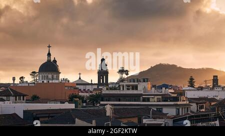 Paysage urbain San Cristobal de la Laguna au beau coucher du soleil. Ténérife, Îles Canaries, Espagne. Banque D'Images