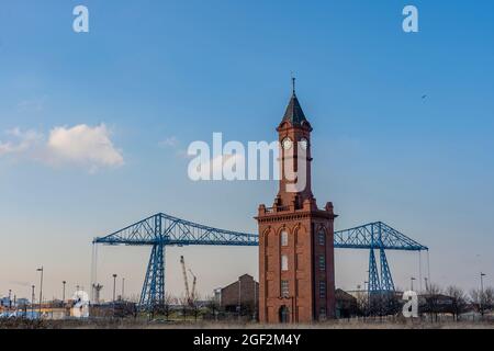 tour d'horloge middle haven et pont de transport à middlesbrough, dans le nord du yorkshire, au royaume-uni Banque D'Images