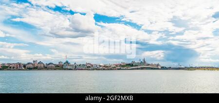 Panorama de Kazan, Russie. Le remblai du Kremlin, les monuments, le Kremlin de Kazan et la mosquée de Kul Sharif Banque D'Images