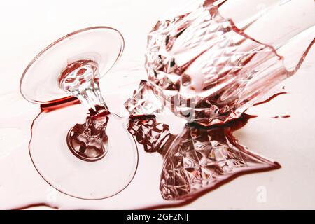 verre à vin rouge cassé Banque D'Images