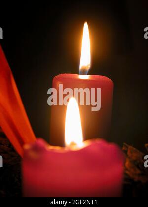 deux bougies allumées, flammes de bougie Banque D'Images