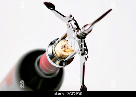 ouvre-cokingouvrir sur une bouteille de vin rouge Banque D'Images