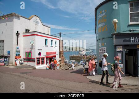 Falmouth, Cornouailles, Angleterre, Royaume-Uni. 2021. Touristes dans le centre-ville de Falmouth, un café à emporter et vue sur Custom House Quay sur le front de mer. Banque D'Images