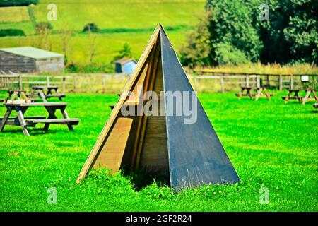 Les tipi en bois des enfants ont tendance à jouer Banque D'Images