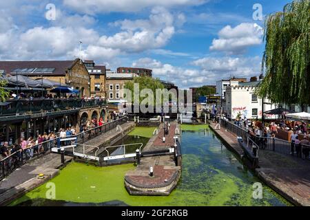 LONDRES CAMDEN LOCK CAMDEN VILLE HAMPSTEAD ROUTE LOCK NO 1 UNE DOUBLE SERRURE ENTOURÉE DE LA FOULE DE WEEK-END Banque D'Images