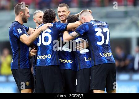 Milan, Italie. 21 août 2021. Edin Dzeko du FC Internazionale célèbre après avoir marquant le quatrième but de son équipe avec ses coéquipiers lors de la série UN match entre le FC Internazionale et le CFC de Gênes au Stadio Giuseppe Meazza . Banque D'Images