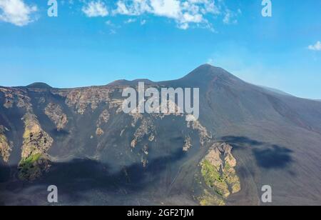 Cratère de l'Etna - vue panoramique depuis Valle del Bove pendant la journée ensoleillée.prise le 22 août 2021 Banque D'Images