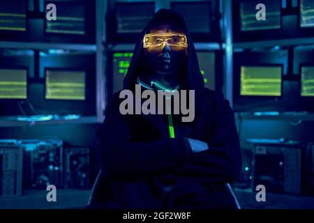 Portrait d'un cyber-pirate volant des informations à l'aide d'un ordinateur. Concept de cybercriminalité et de sécurité des données. Banque D'Images