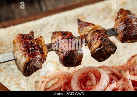 Foie de bœuf caucasien dans les brochettes de shashlik Banque D'Images