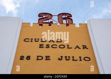 Architecture extérieure caractéristique d'un bâtiment militaire fortifié connu sous le nom de Cuartel Moncada, Santiago de Cuba, Cuba Banque D'Images