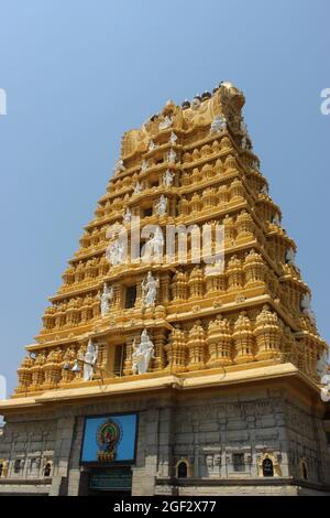 Temple Chamundeshwari au sommet de Chamundi Hills Mysore, Karnataka, Inde. La divinité Chamundi est la forme féroce de Shakti. Elle est la déité tutélaire du Banque D'Images