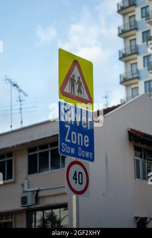 Signal de ralentissement de la zone argent - panneau d'information routière Banque D'Images