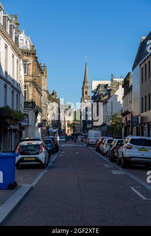 Vue sud-est sur Church Street lors d'une soirée ensoleillée en juillet, Inverness, Écosse Banque D'Images