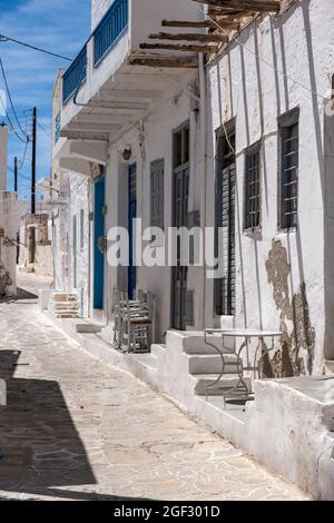 Grèce, destination île de Kimolos, Cyclades. Architecture grecque typique de bâtiments traditionnels blanchis à la chaux, ruelles pavées étroites à Chora villa Banque D'Images