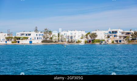 Milos destination Grèce. Bâtiments blanchis à la chaux l'architecture traditionnelle des Cyclades est aux couleurs blanche et bleue au village de Pollonia. Plage de sable Banque D'Images