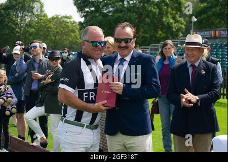 Egham, Surrey, Royaume-Uni. 23 août 2021. Le juge-arbitre Tim Brown reçoit un cadeau Cartier de John Collins, PDG et fondateur de Talacrest, après la sous-finale de la coupe de championnat du Prince de Galles Talacrest. L'équipe de polo Bardon a battu l'équipe de polo des Émirats arabes Unis. Crédit : Maureen McLean/Alay Banque D'Images