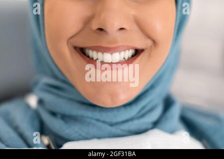 Gros plan de la femme musulmane méconnue dans le hijab, souriant avec des dents parfaites Banque D'Images