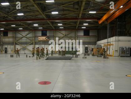 210821-N-OX321-1012 STATION AÉRIENNE NAVALE DE SIGONELLA, ITALIE (AOÛT 21, 2021) les Seabees, affectés au département des travaux publics de la Station aérienne navale de Sigonella, installent des séparateurs dans un hangar pour créer un espace multi-opération à bord de la Station aérienne navale de Sigonella afin de soutenir la mission du ministère de la Défense visant à faciliter le départ et le déplacement en toute sécurité des citoyens américains, les titulaires de visas d'immigration spéciaux, Et les populations afghanes vulnérables d'Afghanistan, le 21 août 2021. (É.-U. Photo de la marine par le spécialiste des communications de masse de 1re classe Kegan E. Kay) Banque D'Images