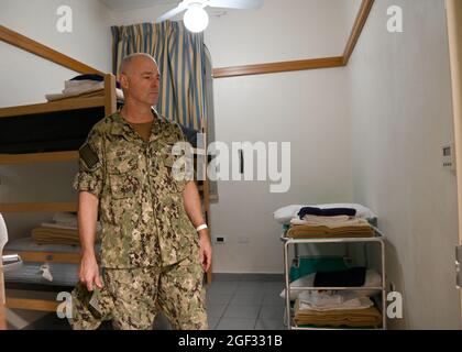 210821-N-OX321-1012 STATION AÉRIENNE NAVALE DE SIGONELLA, ITALIE (AOÛT 21, 2021) Commandant, région navale Europe, Afrique, Centre, ADM. Arrière Scott Gray, inspecte les salles de caserne à bord de la base aérienne navale de Sigonella pour appuyer la mission du ministère de la Défense visant à faciliter le départ et le déplacement en toute sécurité des citoyens américains, des bénéficiaires spéciaux de visas d'immigration et des populations afghanes vulnérables en provenance d'Afghanistan, le 21 août 2021. (É.-U. Photo de la marine par le spécialiste des communications de masse de 1re classe Kegan E. Kay) Banque D'Images