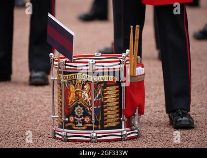 Les membres de la bande des gardes de Coldstream participent au changement de la garde, sur le parvis de Buckingham Palace, à Londres, qui se déroule pour la première fois depuis le début de la pandémie du coronavirus. Date de la photo: Lundi 23 août 2021. Banque D'Images