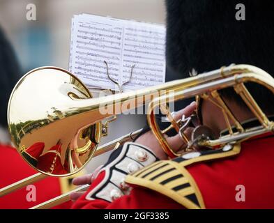 Les membres de la bande des gardes de Coldstream participent au changement de la garde, sur le parvis de Buckingham Palace, à Londres, qui se déroule pour la première fois depuis le début de la pandémie du coronavirus. Date de la photo: Lundi 23 août 2021. Banque D'Images