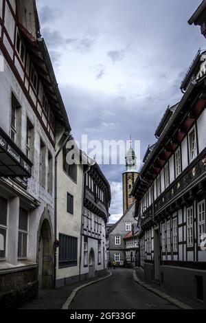 GOSLAR, ALLEMAGNE - 16 septembre 2016 : la ville de Goslar a une riche histoire culturelle. Actuellement, la ville a environ 1800 maisons de fachwerk anciennes. La vieille ville sont des Nations Unies Banque D'Images