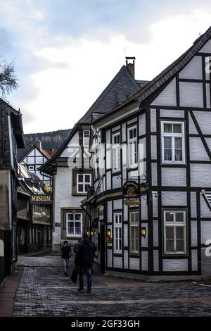 GOSLAR, ALLEMAGNE - 16 septembre 2016 : la ville de Goslar a une riche histoire culturelle. Actuellement, la ville a environ 1800 maisons de fachwerk anciennes. La vieille ville sont des Nations Unies Banque D'Images