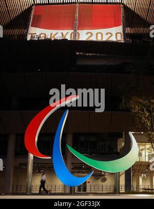 (210823) -- TOKYO, le 23 août 2021 (Xinhua) -- la photo prise le 23 août 2021 montre le symbole des Jeux paralympiques de « trois Agitos » à l'extérieur du stade olympique de Tokyo, au Japon. Les Jeux paralympiques de Tokyo seront ouverts le 24 août et se fermera le 5 septembre. (Xinhua/du Xiaoyi) Banque D'Images