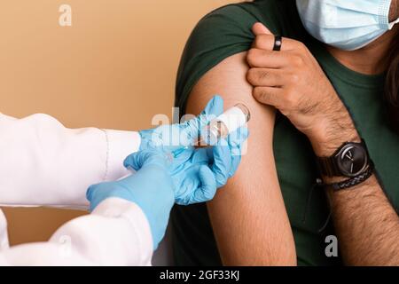 Mains du médecin dans des gants médicaux tenant le vaccin et la seringue Banque D'Images