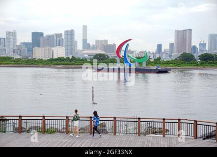 (210823) -- TOKYO, le 23 août 2021 (Xinhua) -- deux femmes regardent le symbole des Jeux paralympiques de « trois Agitos » dans la région de la baie de Tokyo, au Japon, le 23 août 2021. Les Jeux paralympiques de Tokyo seront ouverts le 24 août et se fermera le 5 septembre. (Xinhua/Cai Yang) Banque D'Images