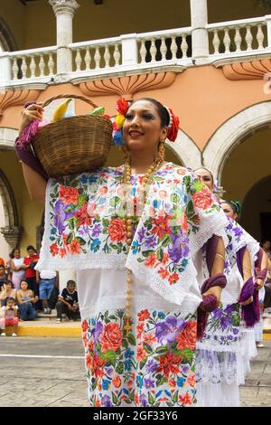 Merida, Mexique: 01 avril 2007 - Groupe folklorique local exposant leur culture traditionnelle et danse dans la rue pendant la fête du dimanche matin, M Banque D'Images