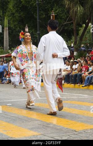 Merida, Mexique: 01 avril 2007 - Groupe folklorique local exposant leur culture traditionnelle et danse dans la rue pendant la fête du dimanche matin, M Banque D'Images