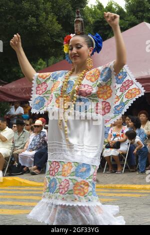 Merida, Mexique: 01 avril 2007 - Groupe folklorique local exposant leur culture traditionnelle et danse dans la rue pendant la fête du dimanche matin, M Banque D'Images