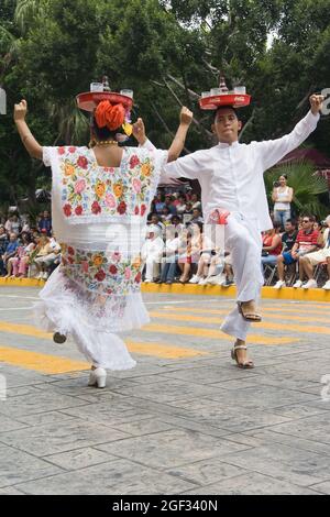 Merida, Mexique: 01 avril 2007 - Groupe folklorique local exposant leur culture traditionnelle et danse dans la rue pendant la fête du dimanche matin, M Banque D'Images