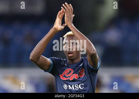 Naples, Italie. 22 août 2021. Victor Osimhen de SSC Napoli fait les vagues des fans avant la série UN match de football entre SSC Napoli et Venezia FC au stade Diego Armando Maradona à Naples (Italie), le 22 août 2021. Photo Cesare Purini/Insidefoto crédit: Insidefoto srl/Alay Live News Banque D'Images