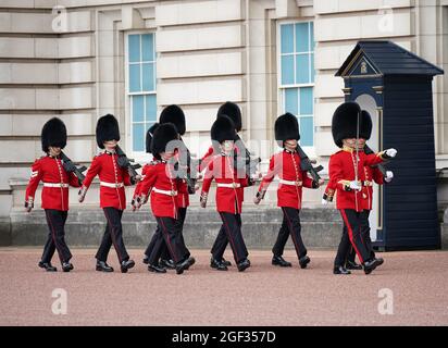 Les membres de la Nijmegen Company Grenadier Guards participent à la relève de la garde à Buckingham Palace, Londres, qui se déroule pour la première fois depuis le début de la pandémie du coronavirus. Date de la photo: Lundi 23 août 2021. Banque D'Images