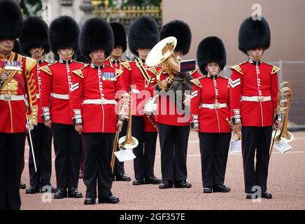 Les membres de la Nijmegen Company Grenadier Guards participent à la relève de la garde à Buckingham Palace, Londres, qui se déroule pour la première fois depuis le début de la pandémie du coronavirus. Date de la photo: Lundi 23 août 2021. Banque D'Images