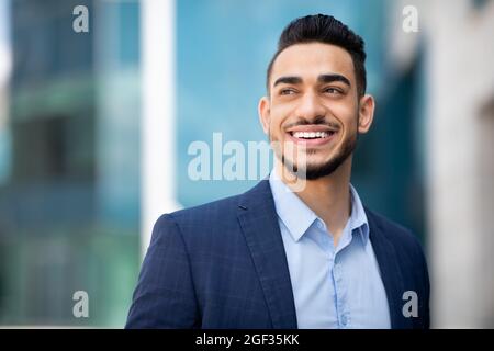 Portrait en gros plan de l'homme arabe entrepreneur posant par le centre d'affaires Banque D'Images